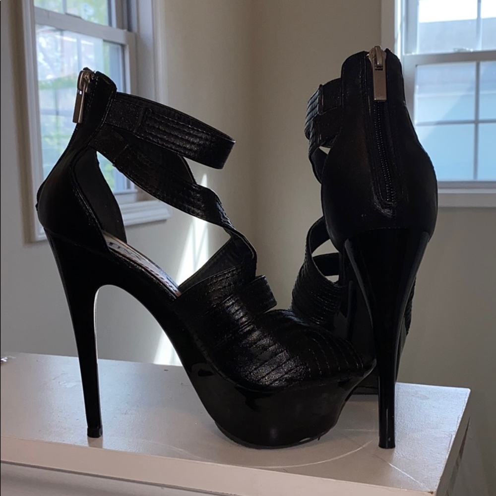 Black platform pump
